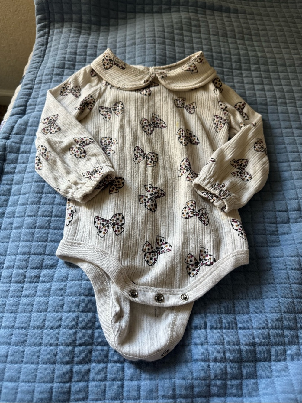 Cream Long-Sleeve Baby Bodysuit with Bow Print and pink sweatsuit 18m